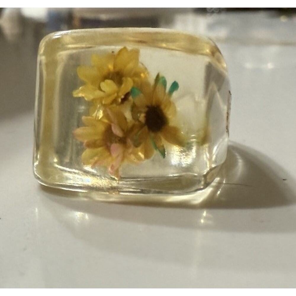 Vintage 1970’s Lucite Dome Chunky Retro Clear With Yellow Daisies Size 7.75